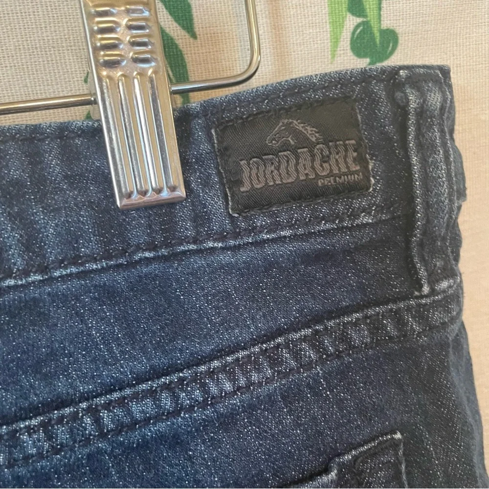 Size 10 Jordache Premium Ruby Straight Crop Capri - Dark Wash B2 - Picture 5 of 6